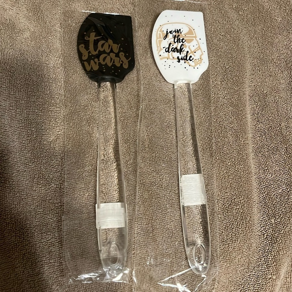 Two Star Wars spatulas “Star Wars” and “join the dark side” 1 black 1 white New
